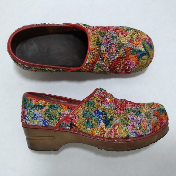 sanita floral clogs